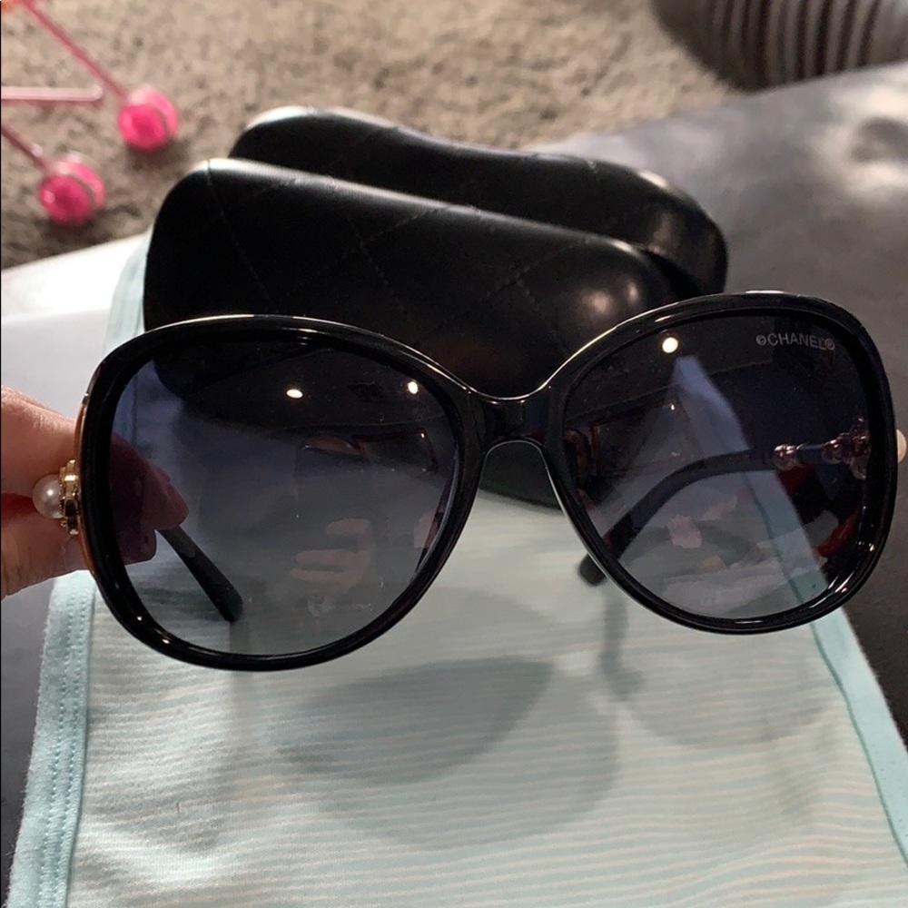 Black Chanel sunglasses - Picture 2 of 4